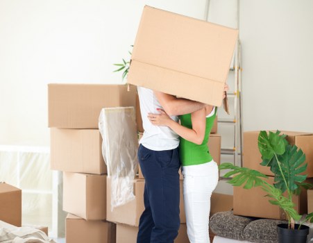 Investigation notes and damaged item assessment during a removals complaint